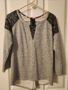 🖤🖤 Heather Gray Lace-Accent Pullover Top